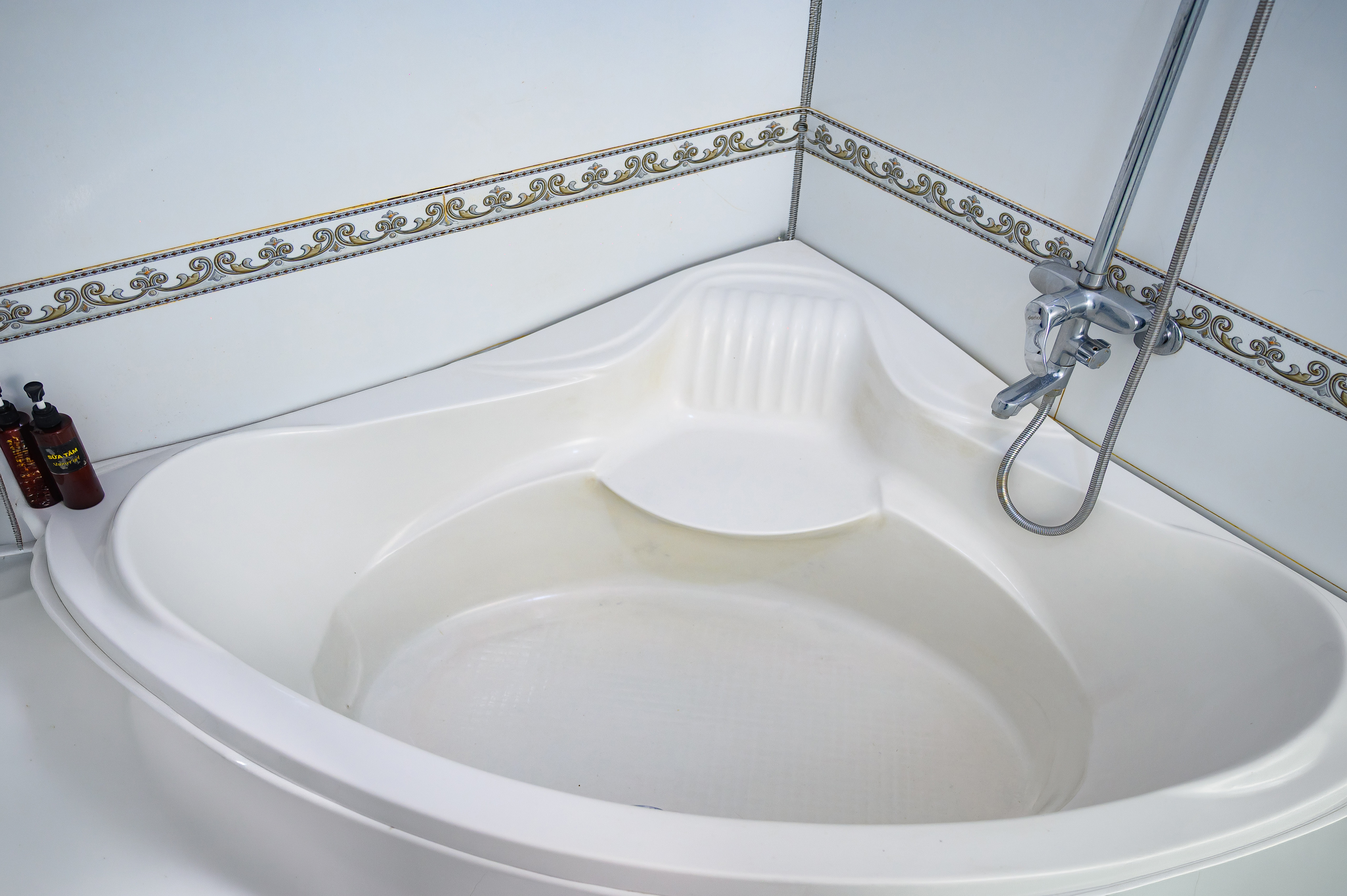 DELUXE BATHTUB